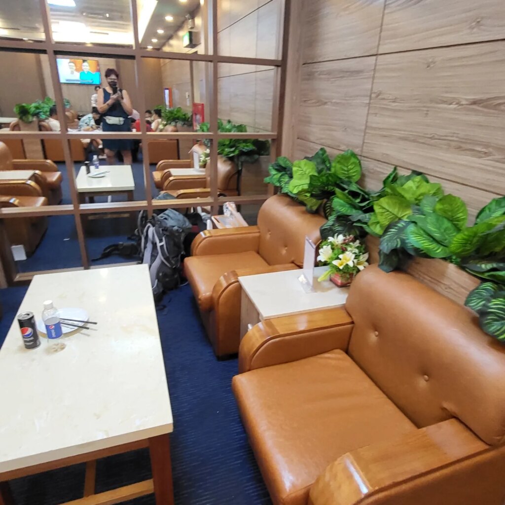 Tatort: Lotus Loung. Da Nang Airport.Täterin: Mama Ute GornyTathergang ...